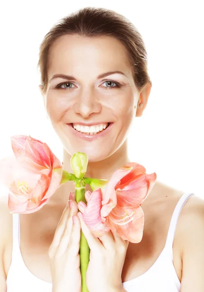 Mladá krásná žena s velkými růžovými květy — Stock fotografie