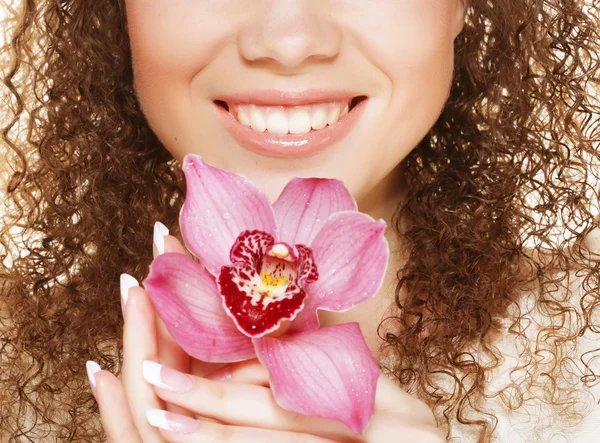 Mulher bonita com orquídea rosa — Fotografia de Stock