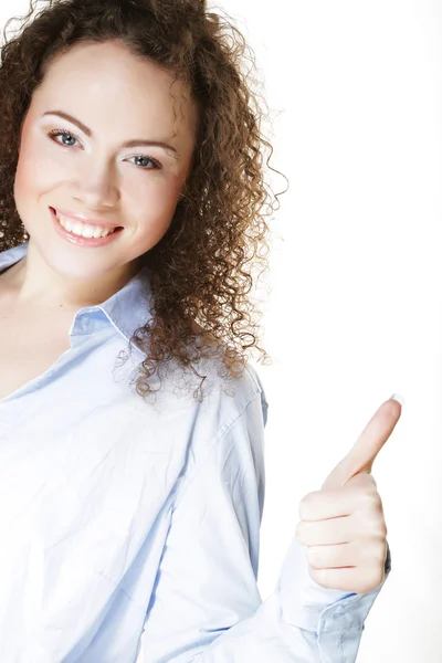 Šťastná usměvavá žena s rukou v pořádku znamení — Stock fotografie