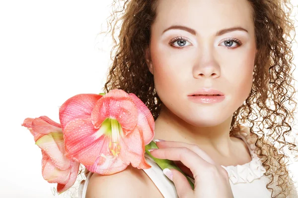 बड़े गुलाबी फूलों के साथ युवा सुंदर महिला — स्टॉक फ़ोटो, इमेज