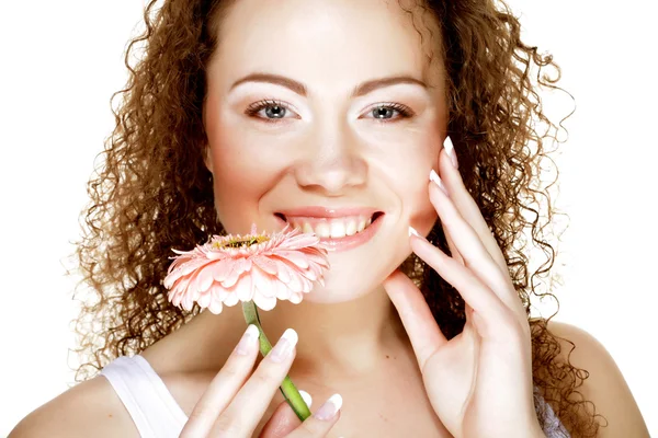 Vacker ung kvinna med stora rosa gerber — Stockfoto