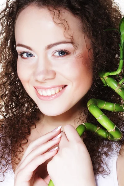 Jong mooi vrouw met bamboe — Stockfoto