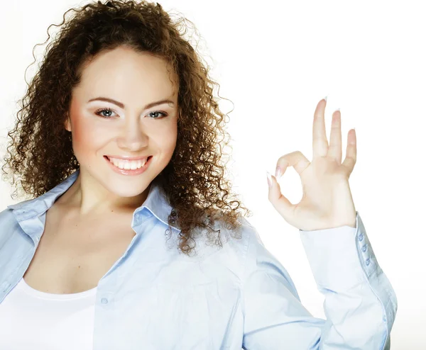 Felice donna sorridente con ok segno della mano — Foto Stock