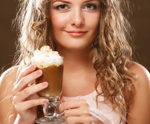 Πορτρέτο της νεαρής ξανθιάς γυναίκα κρατώντας καφέ latte κύπελλο — Φωτογραφία Αρχείου
