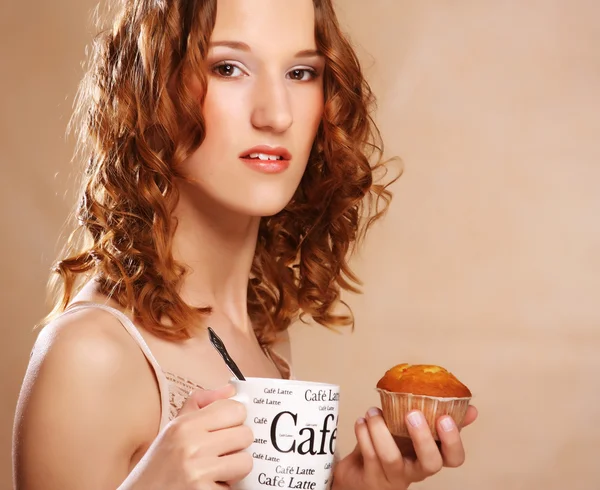 コーヒーとケーキを持つ若い女性 — ストック写真