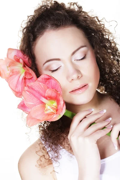 Joven hermosa mujer con grandes flores de color rosa — Foto de Stock