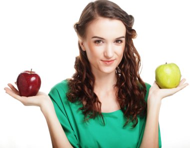 Kırmızı ve yeşil elma ile genç ve güzel kız