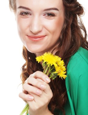 büyük sarı karahindiba güzel genç kadın