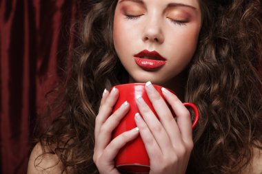 aromalı bir kahve olan kadın