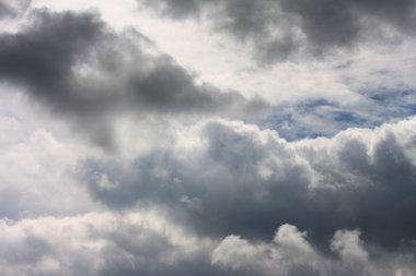 Yağmurdan önce kara fırtına bulutları