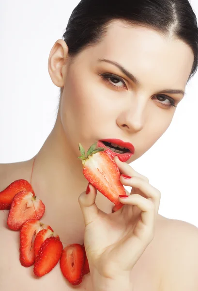 Kvinna med jordgubbe på den vita bakgrunden — Stockfoto