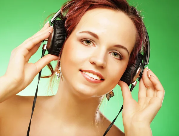 Młoda kobieta szczęśliwy słuchania muzyki z headhones — Zdjęcie stockowe