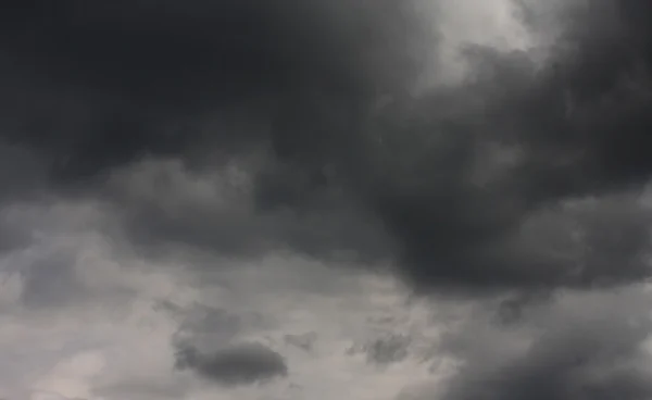 Dark storm clouds before rain — Stock Photo, Image