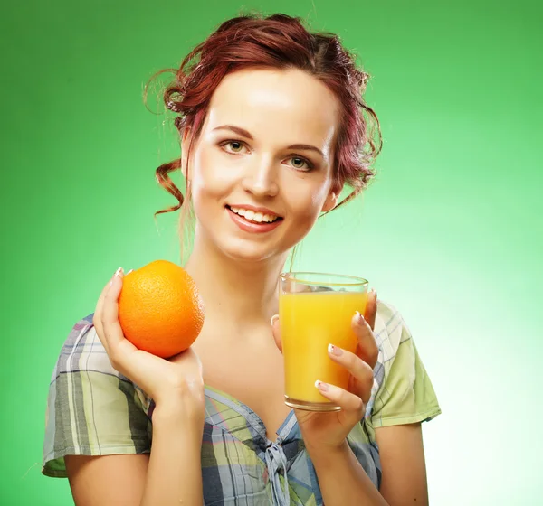 Jovem mulher feliz beber suco de laranja. — Fotografia de Stock