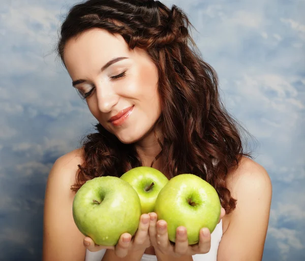 年轻快乐的女人拿着青苹果. — 图库照片