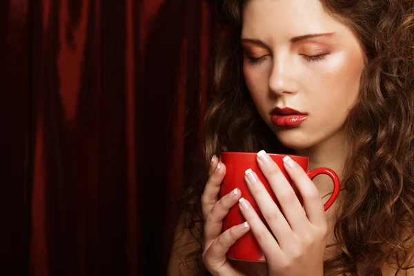 Mujer joven bebiendo café —  Fotos de Stock