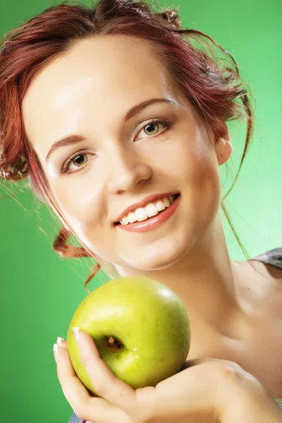 若いです幸せな笑顔女性とともに緑のリンゴ — ストック写真