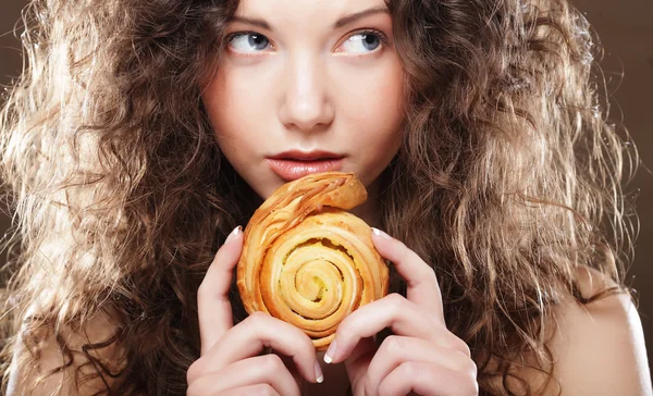 Young beauty girl with cake — Stock Photo, Image