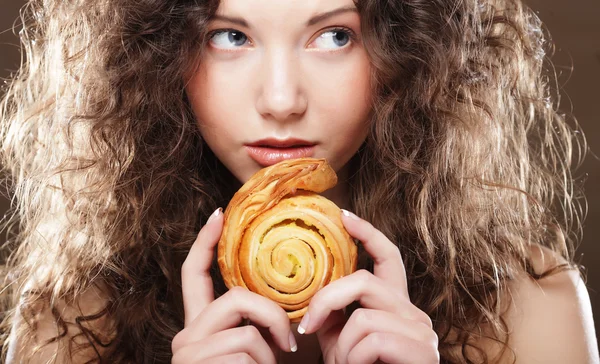 Giovane bellezza ragazza con torta — Foto Stock