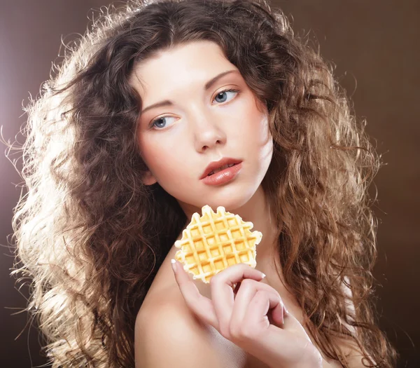 Jonge schoonheid meisje met cake — Stockfoto