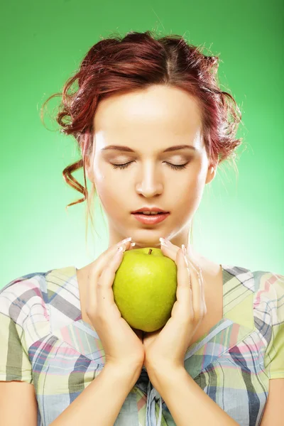 Muda bahagia tersenyum wanita dengan apel hijau — Stok Foto