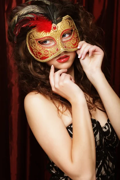 Kvinna med venetiansk maskerad karneval mask — Stockfoto