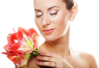 büyük pembe çiçekler olan güzel kadın