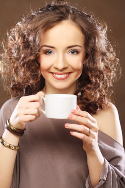 güzel kız içme çay veya kahve.