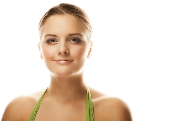 Schönes lächelndes Gesicht einer jungen Frau mit gesunder, sauberer Haut — Stockfoto