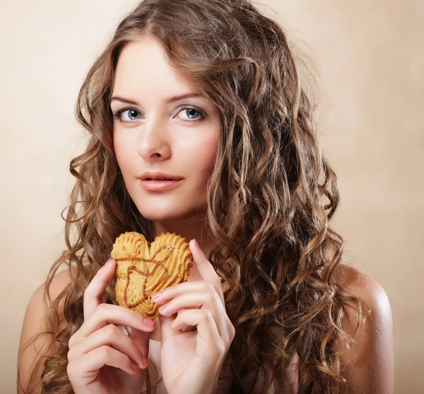 Young curly woman with a cake — Stock Photo, Image