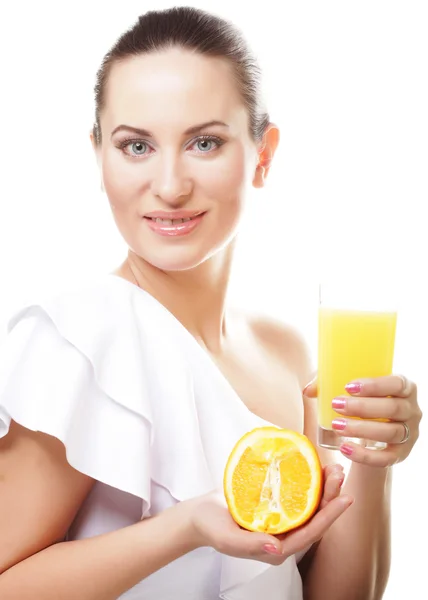 Młoda szczęśliwa kobieta pije sok pomarańczowy. — Zdjęcie stockowe