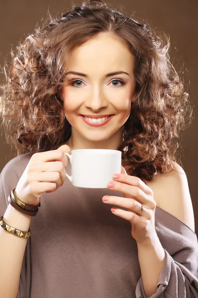सुंदर लड़की चाय या कॉफी पीने . — स्टॉक फ़ोटो, इमेज