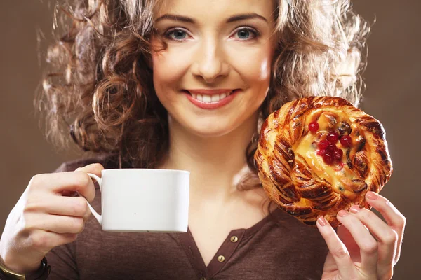 Kahve ve kek olan kadın — Stok fotoğraf