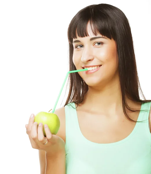 Bella donna che beve succo con paglia — Foto Stock