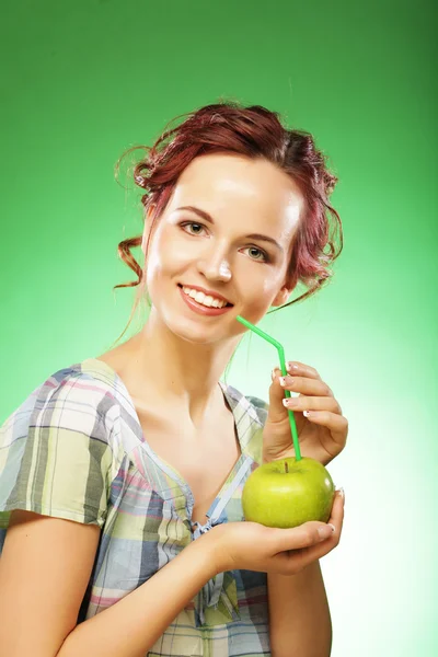 Feliz mujer sonriente con manzana y cóctel de pajitas — Foto de Stock