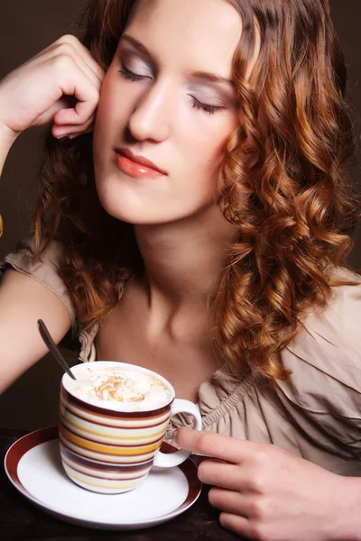 Hermosa chica bebiendo té o café . — Foto de Stock