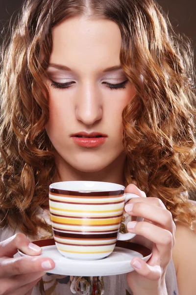 Piękna dziewczyna picia kawy lub herbaty. — Zdjęcie stockowe