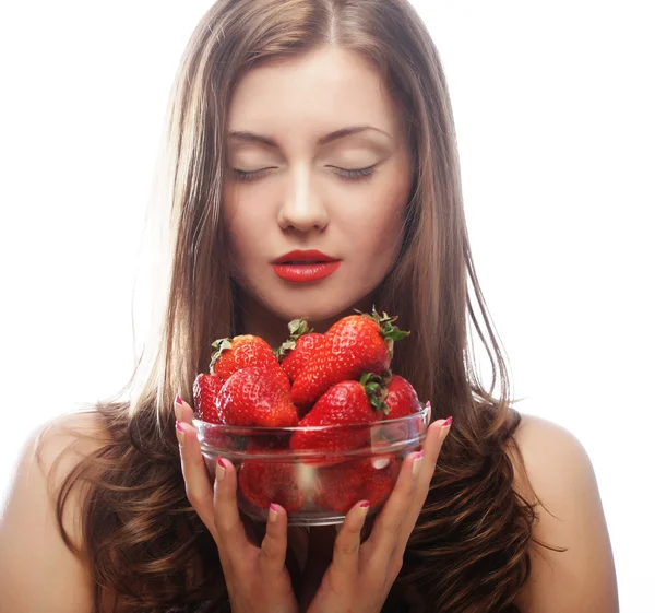 Vrouw met aardbei op de witte achtergrond — Stockfoto