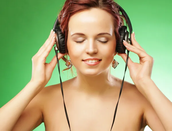 Jovem mulher feliz ouvindo música com headhones — Fotografia de Stock