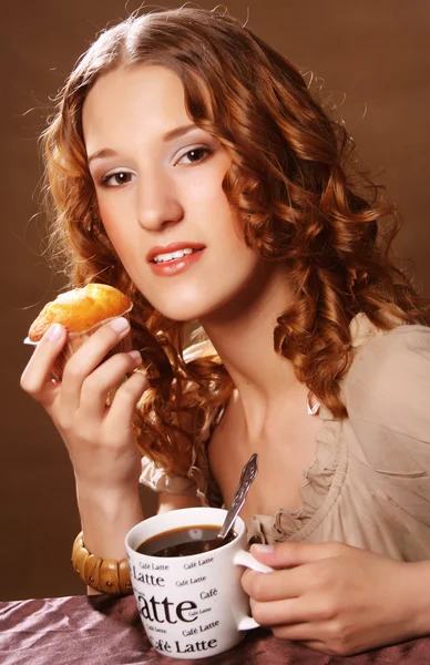 Jeune femme avec café et gâteau — Photo