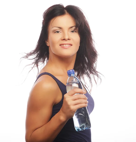 Modelo de fitness femenino sosteniendo una botella de agua — Foto de Stock