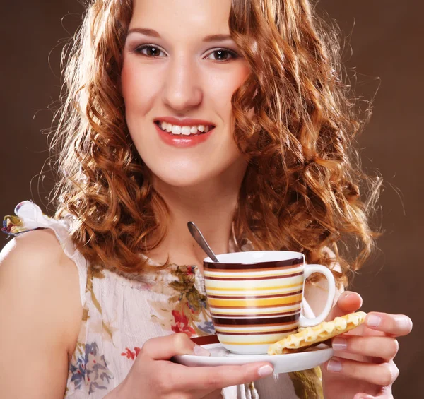 Jeune femme buvant du café — Photo