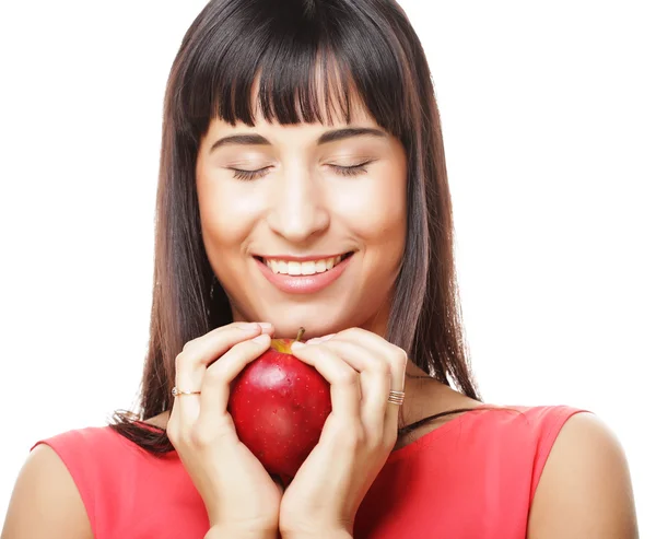 Vacker brunett kvinna med rött äpple i händer — Stockfoto