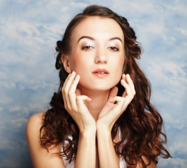 Kıvırcık saçlı güzel bir genç kadın.