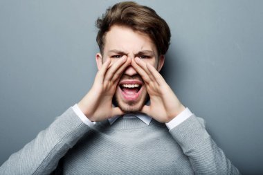 yakışıklı adam kameraya bakarken bağırarak