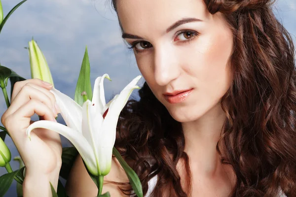 Bellezza faccia della giovane donna con giglio rosa — Foto Stock