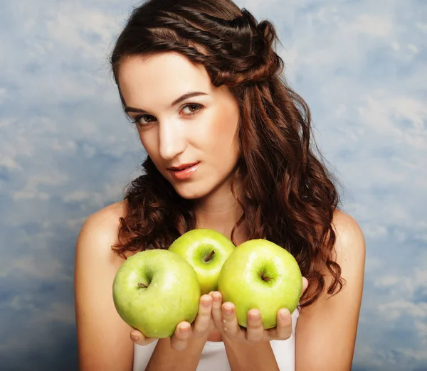 Jong gelukkig vrouw met groene appels. — Stockfoto