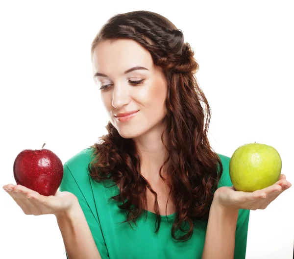 Mooie jonge meisje met de rode en groene appels — Stockfoto
