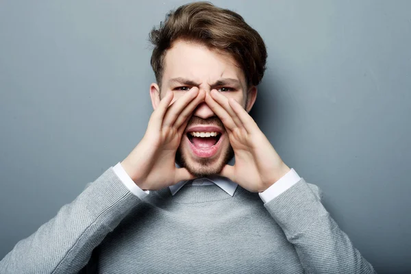 yakışıklı adam kameraya bakarken bağırarak