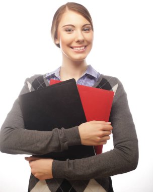 Gülümseyen iş kadın kağıt klasörlerle portresi